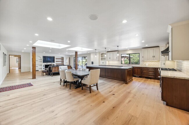 Building Photo - Stunning Single Level Home Central Woodside