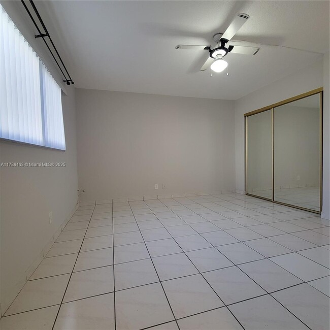 Building Photo - 541 Blue Heron Dr