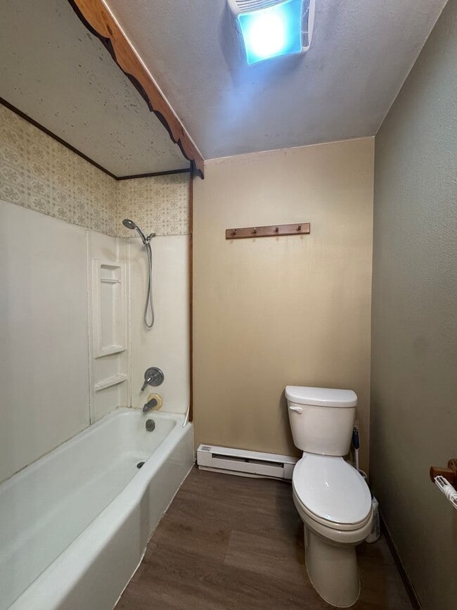 Building Photo - Bright and Welcoming 2-Bedroom Home