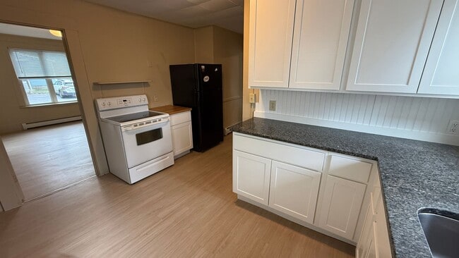 Building Photo - 5 Bedroom 2 bathroom House Available for r...