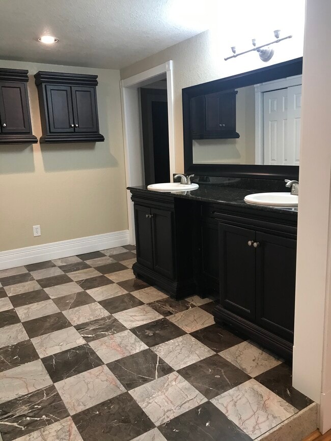 Building Photo - 2601 W 3rd St