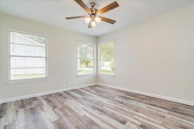 Building Photo - 1800 Forestglade Dr