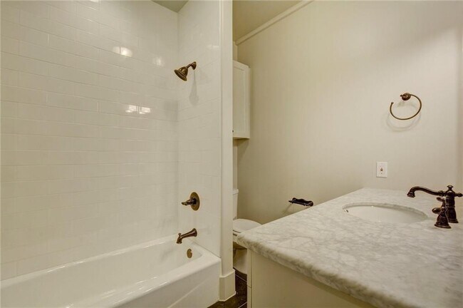 Building Photo - 206 E Live Oak St