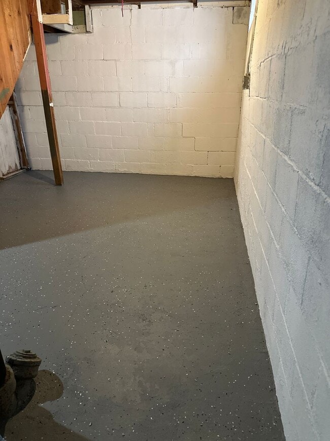 Building Photo - 646 Kern St