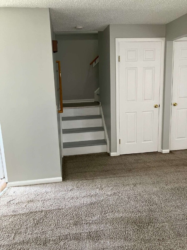 Building Photo - Available May 1!  Spacious 3 BR, 1.5 Bath in East Rochester