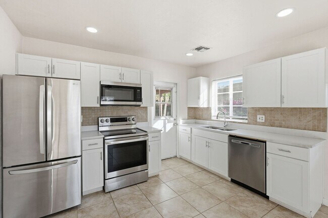 Building Photo - Great complex in Central Phoenix