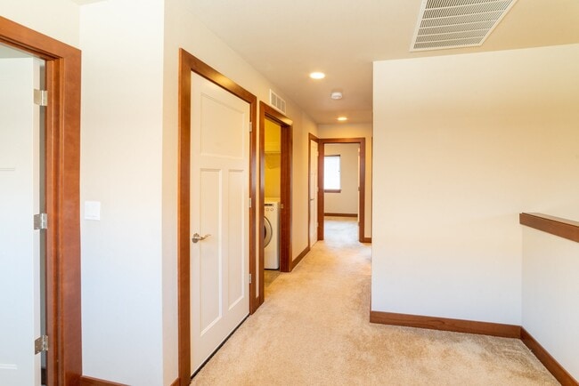 Building Photo - Large and Luxurious 2013 Built Home!