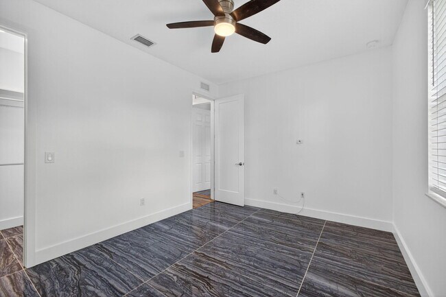 Building Photo - 16215 83rd Pl N