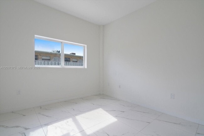 Building Photo - 420 SW 7th Ave