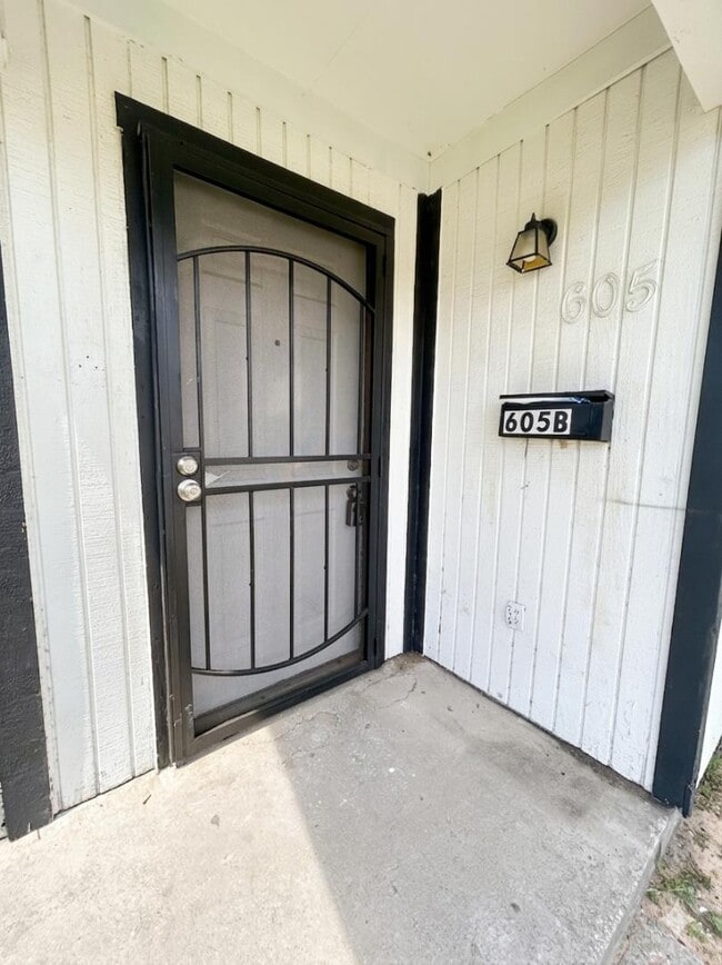 Building Photo - 605 Drexel St