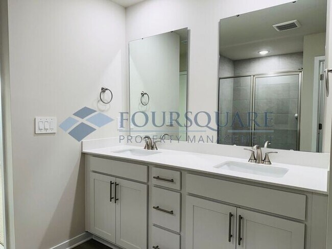 Building Photo - Modern 4-Bed / 2.5-Bath Single-Family Home with Loft, Gas Fireplace & 2-Car Garage – Near Downtow...