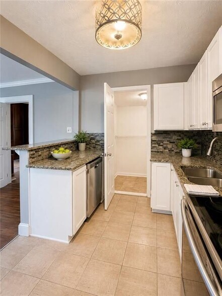 Building Photo - 3053 Memorial Dr SE