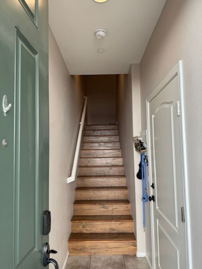 Building Photo - Stunning 2 bed 2.5 bath Solar Powered Town...