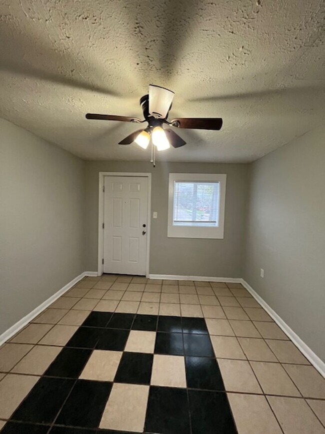 Building Photo - 728 N Broadway