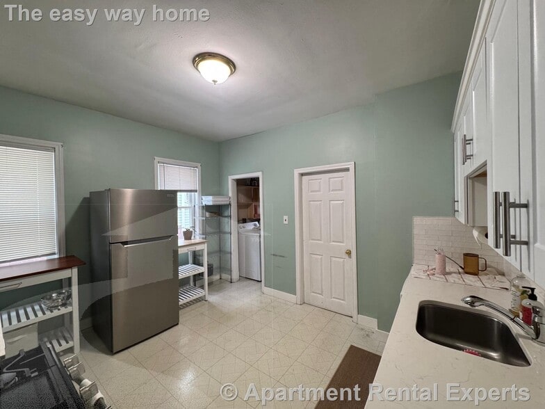 Building Photo - 22 Spencer Ave