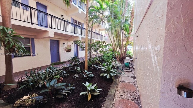 Building Photo - 650 Tennis Club Dr