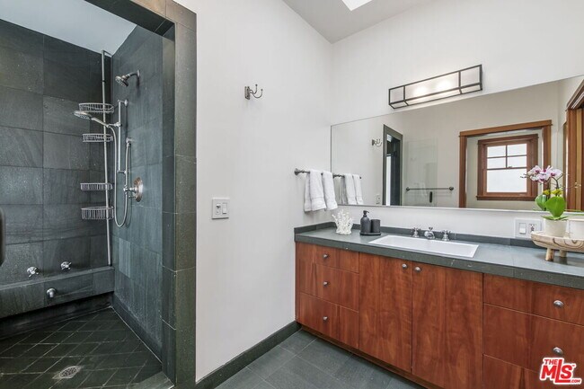 Building Photo - 27 Latimer Rd