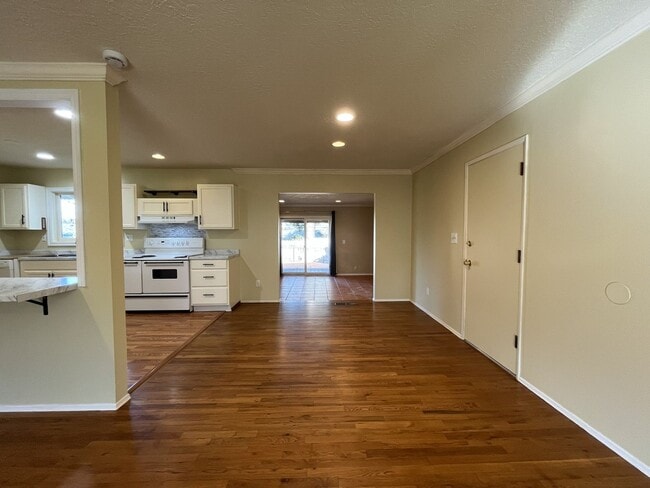 Building Photo - Classic Comfort: 3-Bed, 1.5-Bath Home with Covered Patio & Deck