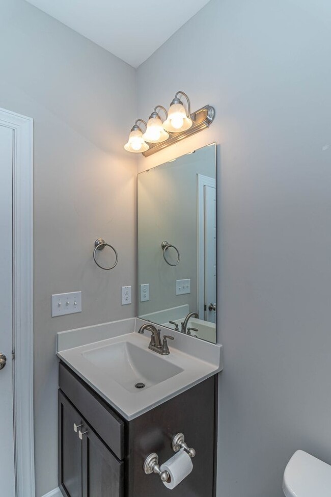 Building Photo - Immaculate 3 BR | 2 BA Ranch Home in Golds...