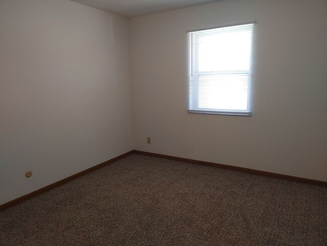 Building Photo - 604 Boxwood Dr