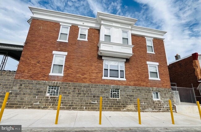 Building Photo - 633 S 57th St