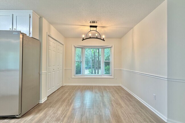 Building Photo - AVAILABLE NOW! (Pet Friendly)