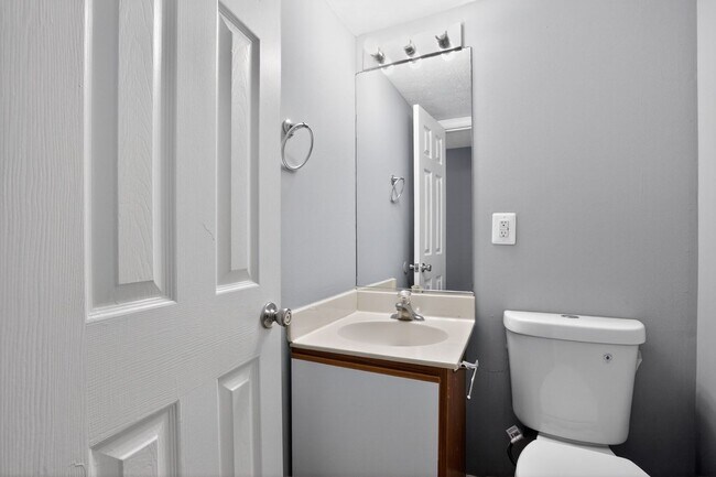 Building Photo - 3 Bedroom Townhouse King George
