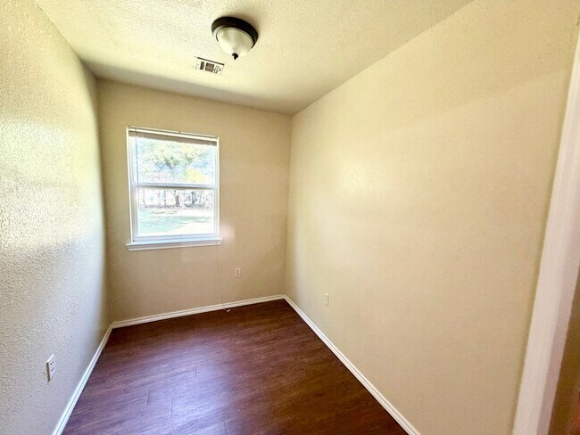 Building Photo - 123 Victory Dr