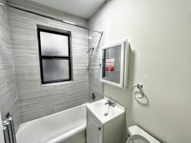 Building Photo - 839 W Sheridan Rd