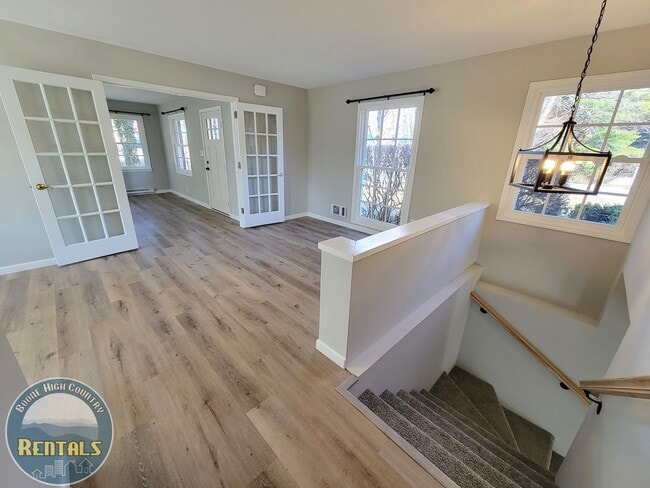 Building Photo - Adorable and Spacious Ranch Close to Town!