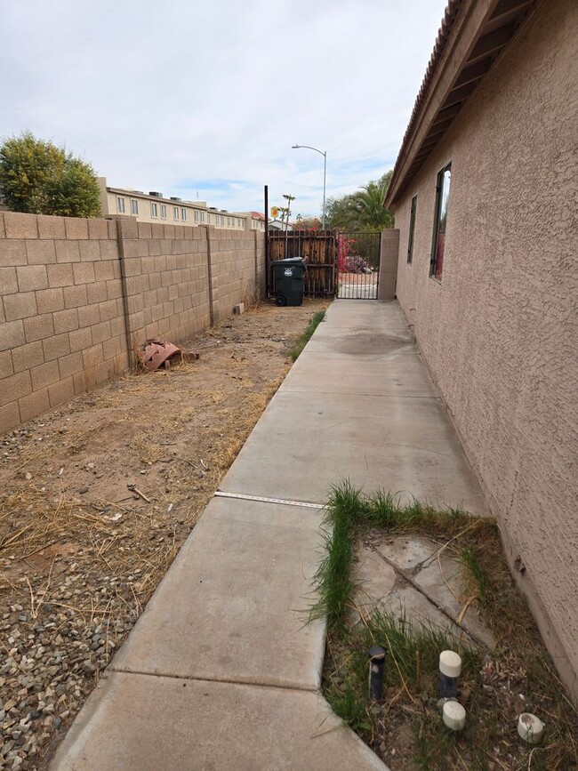 Building Photo - 3 bed 2 bath in Goodyear! No HOA