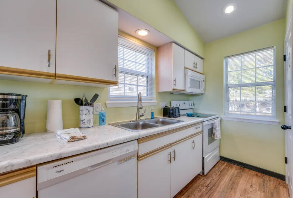 Kitchen area - 555 Valley View Rd
