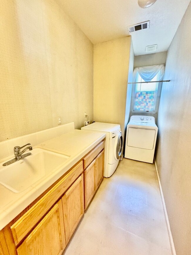 Building Photo - Spacious Two Story Home For Rent with all ...
