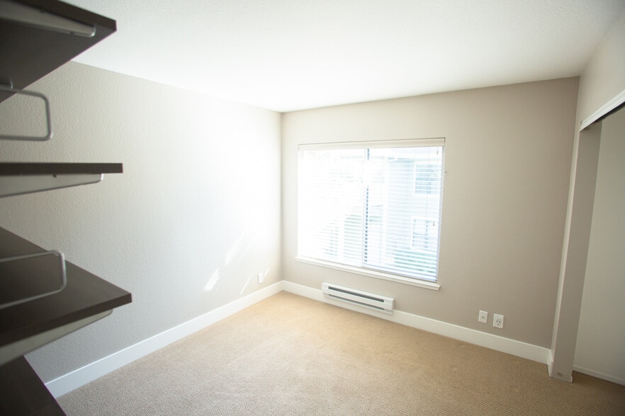 Guest Bedroom - 202 Shoreline Ct