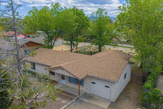 Building Photo - 3 bedroom,1.5 bath with 1 car garage close to schools, hospital and shopping!