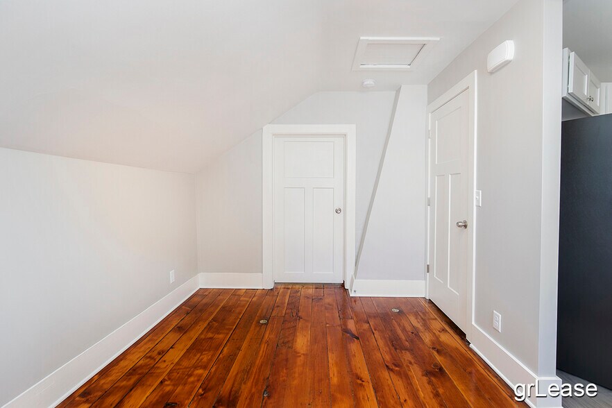 Building Photo - 25 Seward Ave NW