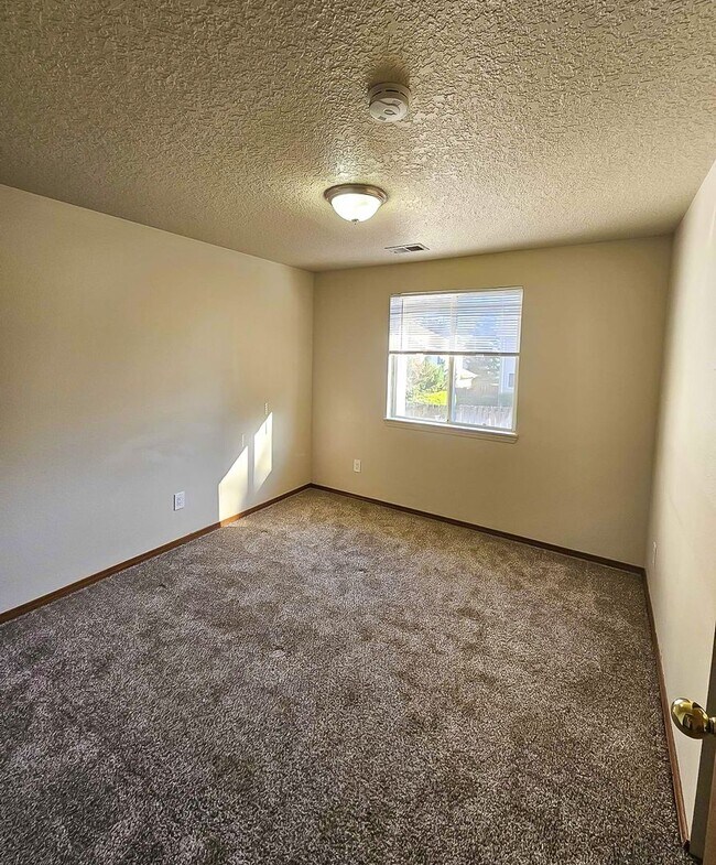 Building Photo - Spacious 2467 sq ft 4 Bedroom 2.5 Bath hom...