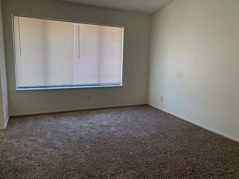 Building Photo - 2448 Pickwick Dr