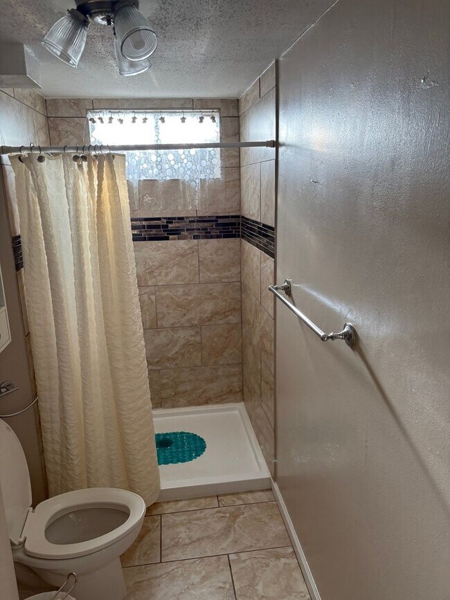 Building Photo - Price update Charming 2BR House (Basement ...
