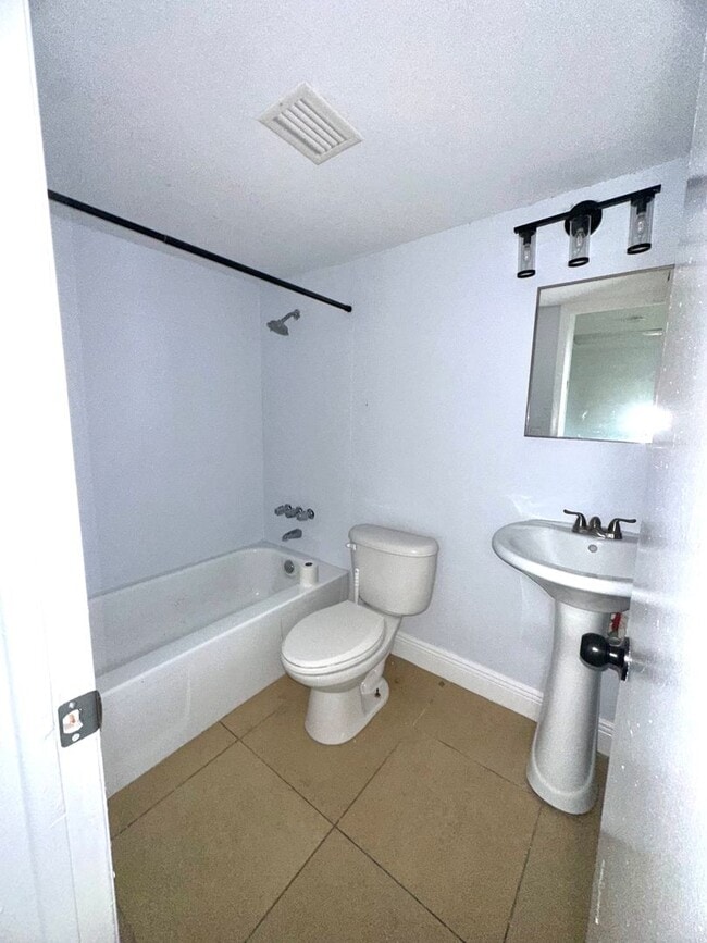 Building Photo - 2 Bed 2 Bath Apartment Near Downtown Fort Myers