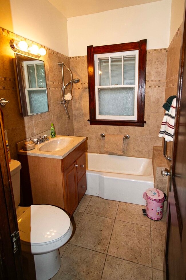 Building Photo - 510 N Raynor Ave