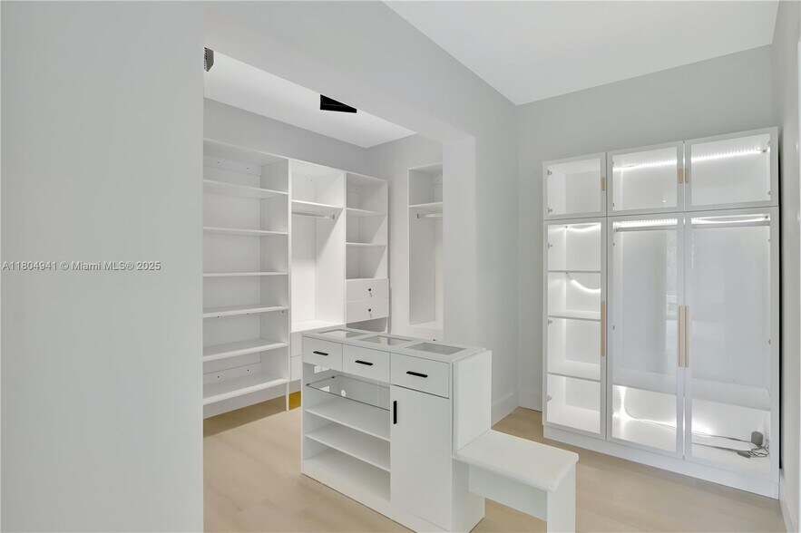 Building Photo - 1720 SW 23rd Ave