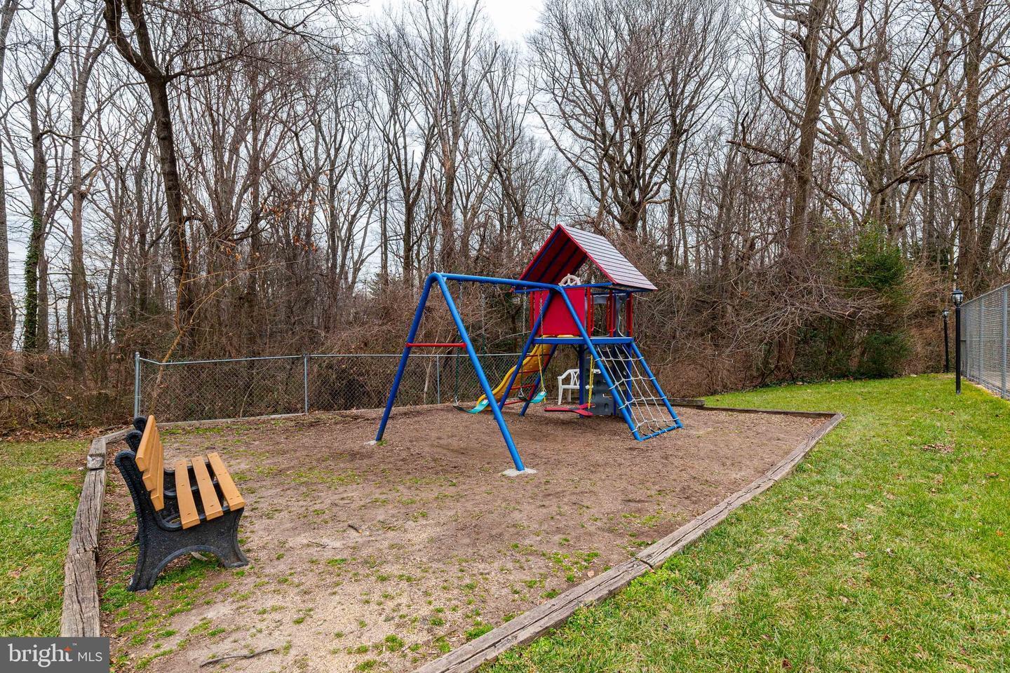 Building Photo - 3945 Lyndhurst Dr