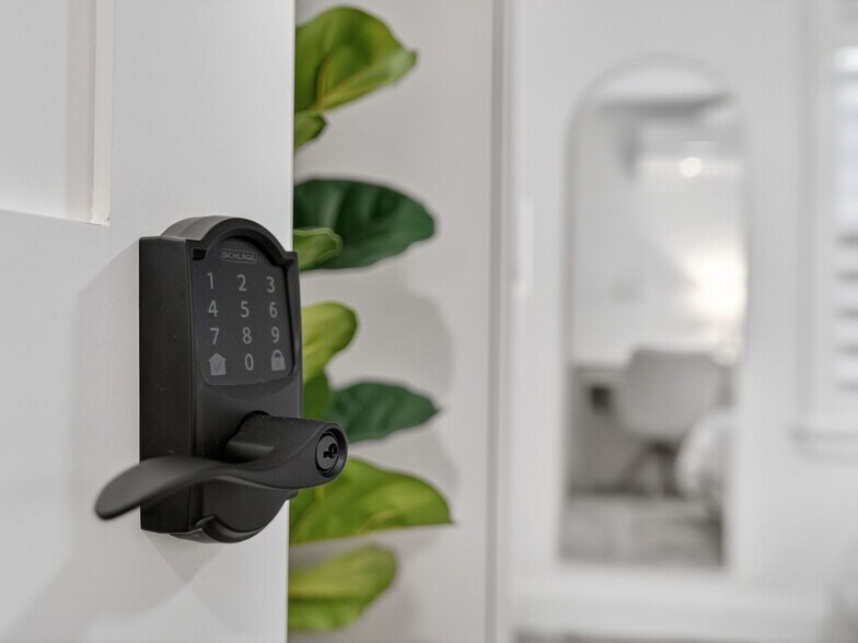 Building Photo - 1566 Beacon St