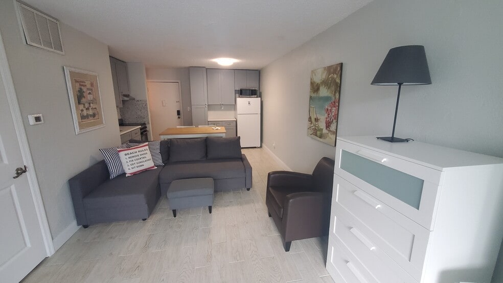 living room - 2727 N atlantic Ave