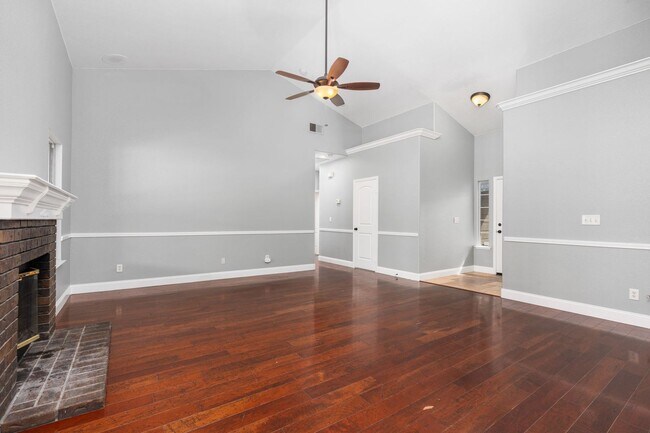 Building Photo - Gorgeous 3 bd. & 2 bath Home with a pool i...