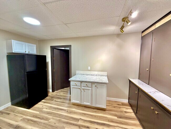 Building Photo - 415 S James St