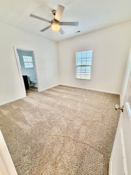 Building Photo - "Spacious 4-Bed, 3-Bath Gem on Woodrush Drive – Your Perfect Clarksville Retreat!"
