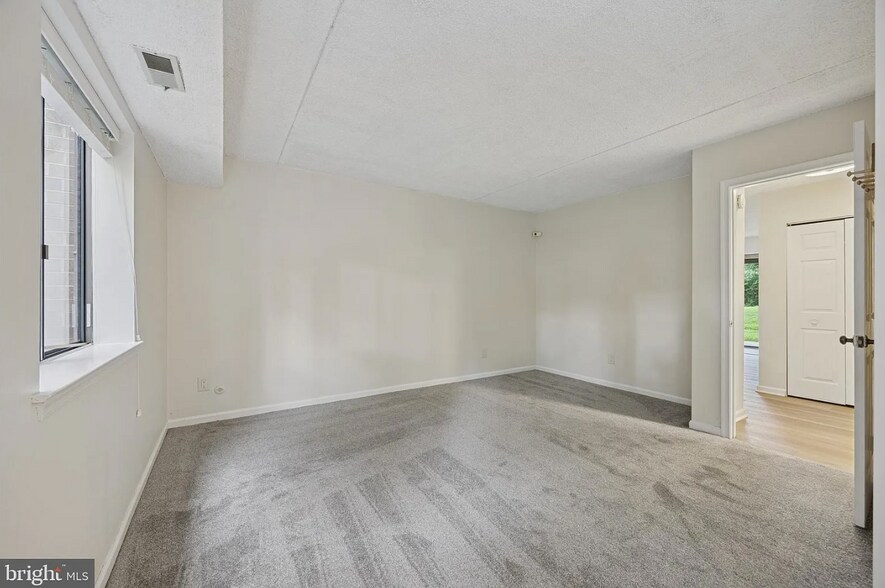 Building Photo - 42 Hermitage Dr