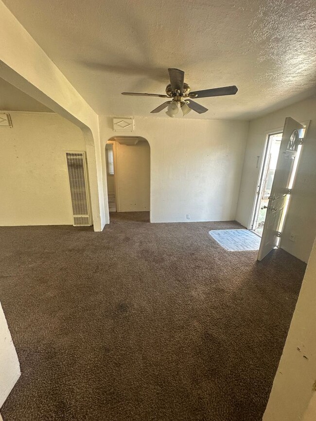 Building Photo - Don't wait on this 2 bedroom 1 bath house with yard service in North Hanford